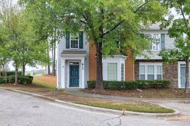 Main picture of 812 Walnut Woods Dr