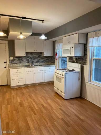 Main picture of 2438 N Maplewood Ave