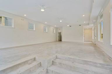 Main picture of 4999 Burgundy St