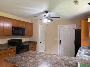 Main picture of 124 Deerfield Ln