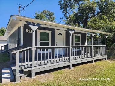 Main picture of 910 W Scholars