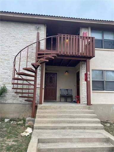 Main picture of 906 N LBJ Dr