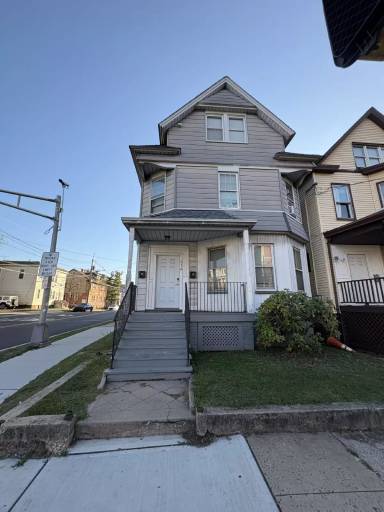 Main picture of 216 Easton Ave