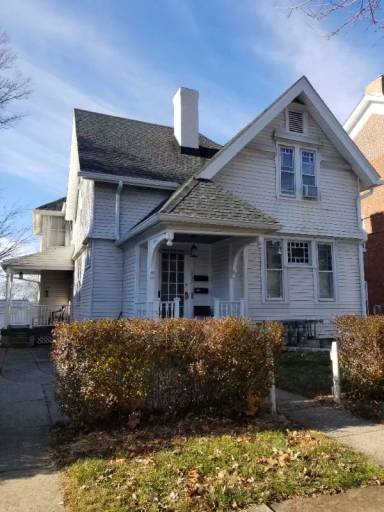 Main picture of 907 Center St