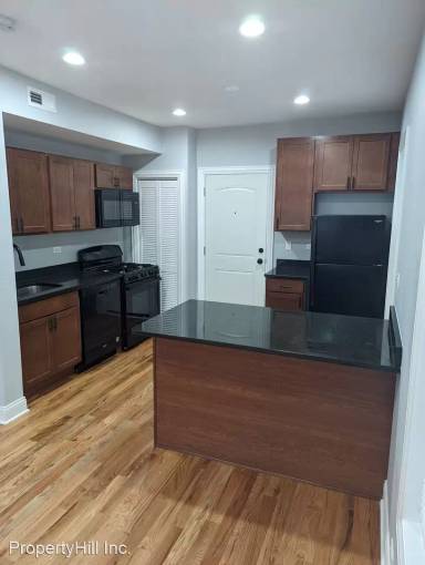 Main picture of 5636 W Melrose St