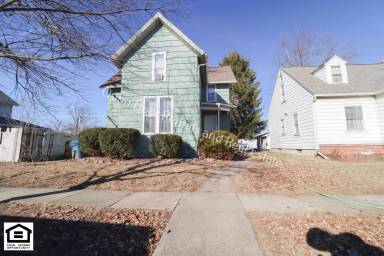 Main picture of 334 1/2 W 9th St
