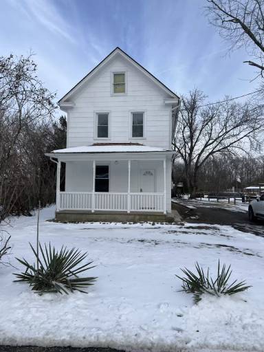 Main picture of 211 Railroad Ave