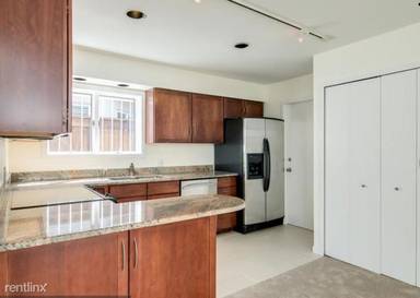 Main picture of 210 S Madison St