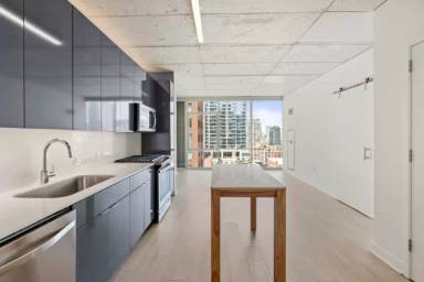 Main picture of 351 E Illinois St