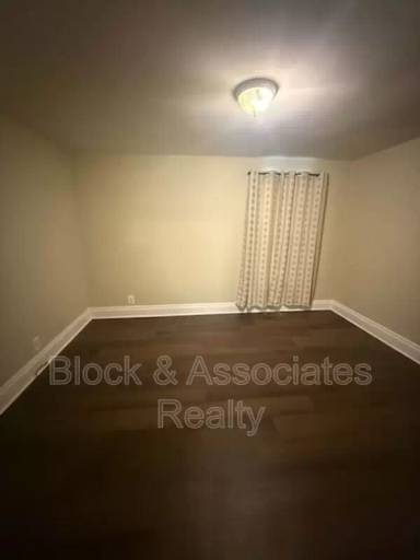 Main picture of 1214 S Main St