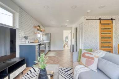 Main picture of 5222 SE Holgate Blvd