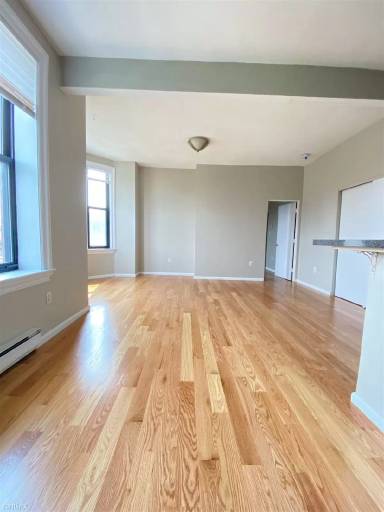 Main picture of 23 Cortes St