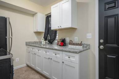 Main picture of 611 W Lafayette Ave