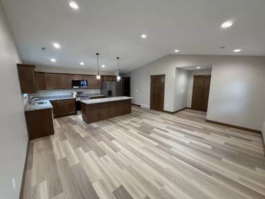 Main picture of 419 2nd St E