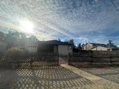 Main picture of 360 E Newlove Dr