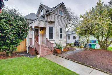 Main picture of 2705 SE Stark St