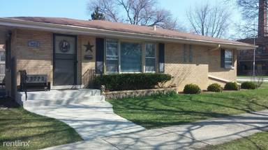 Main picture of 902 Forest Rd