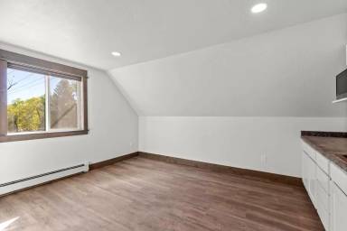 Main picture of 11 W College St