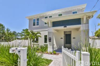 Main picture of 207 W Columbus Dr