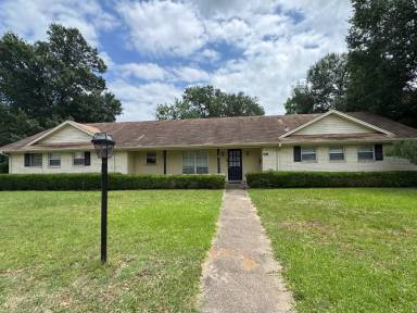 Main picture of 2598 Clark Ln
