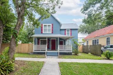 Main picture of 215 W 5th St