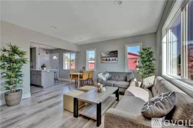 Main picture of 907 W Arbutus St