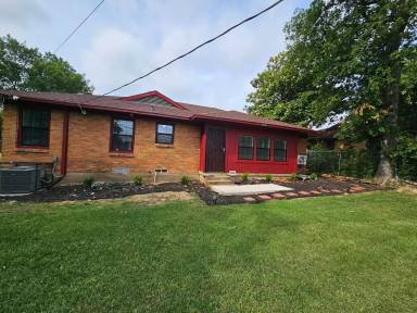 Main picture of 2023 E Illinois Ave