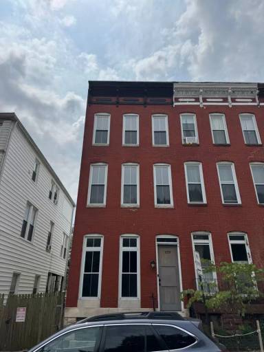 Main picture of 833 Hollins St