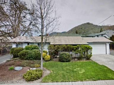 Main picture of 1836 NE Fairview Ave
