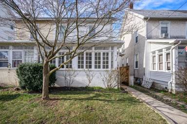 Main picture of 50 E 3rd St