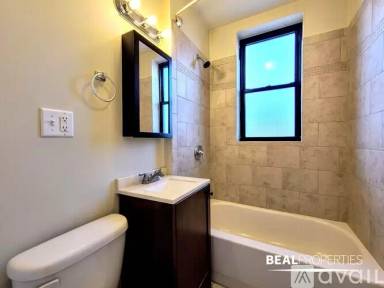 Main picture of 818 W Diversey Pkwy