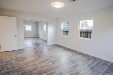 Main picture of 2203 W 75th St
