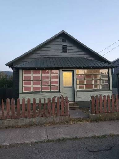Main picture of 716 E 1st St