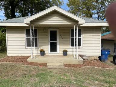 Main picture of 908 W Maple Ave