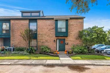 Main picture of 2342 Lake St