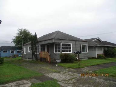 Main picture of 915 W 1st St