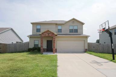 Main picture of 2711 Wyandotte Ave