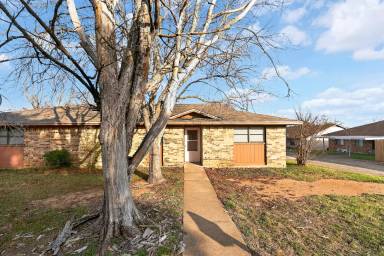 Main picture of 911 Yorktown Dr
