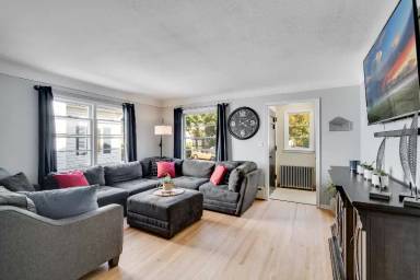 Main picture of 2104 Grand Ave S