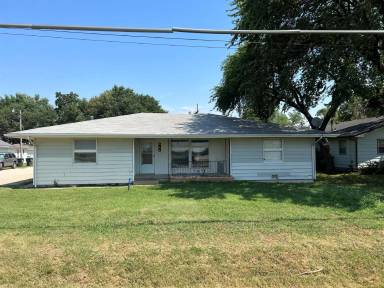 Main picture of 200 E 1st St