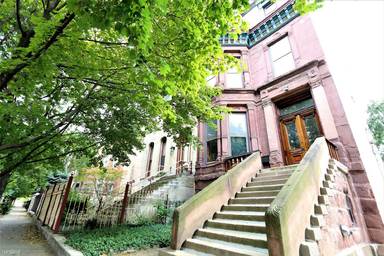 Main picture of 1537 W Adams St