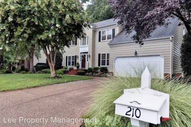 Main picture of 210 Clayton Dr