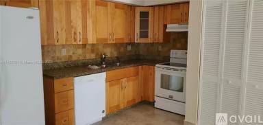 Main picture of 2500 NE 193rd St