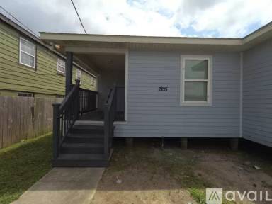 Main picture of 2215 Clouet St