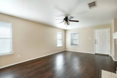Main picture of 124 Hunter Rex Way
