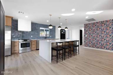 Main picture of 2044 N 71st St