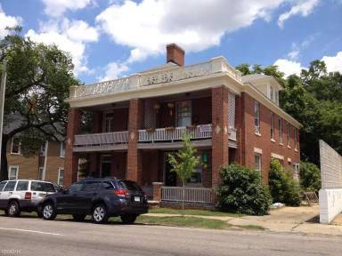 Main picture of 108 1/2 N Person St