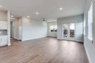 Main picture of 330 E Carson St
