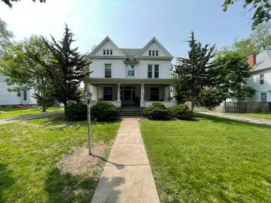 Main picture of 1105 E Jefferson St
