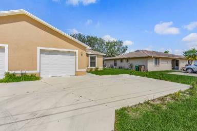 Main picture of 106 NE 16th Pl